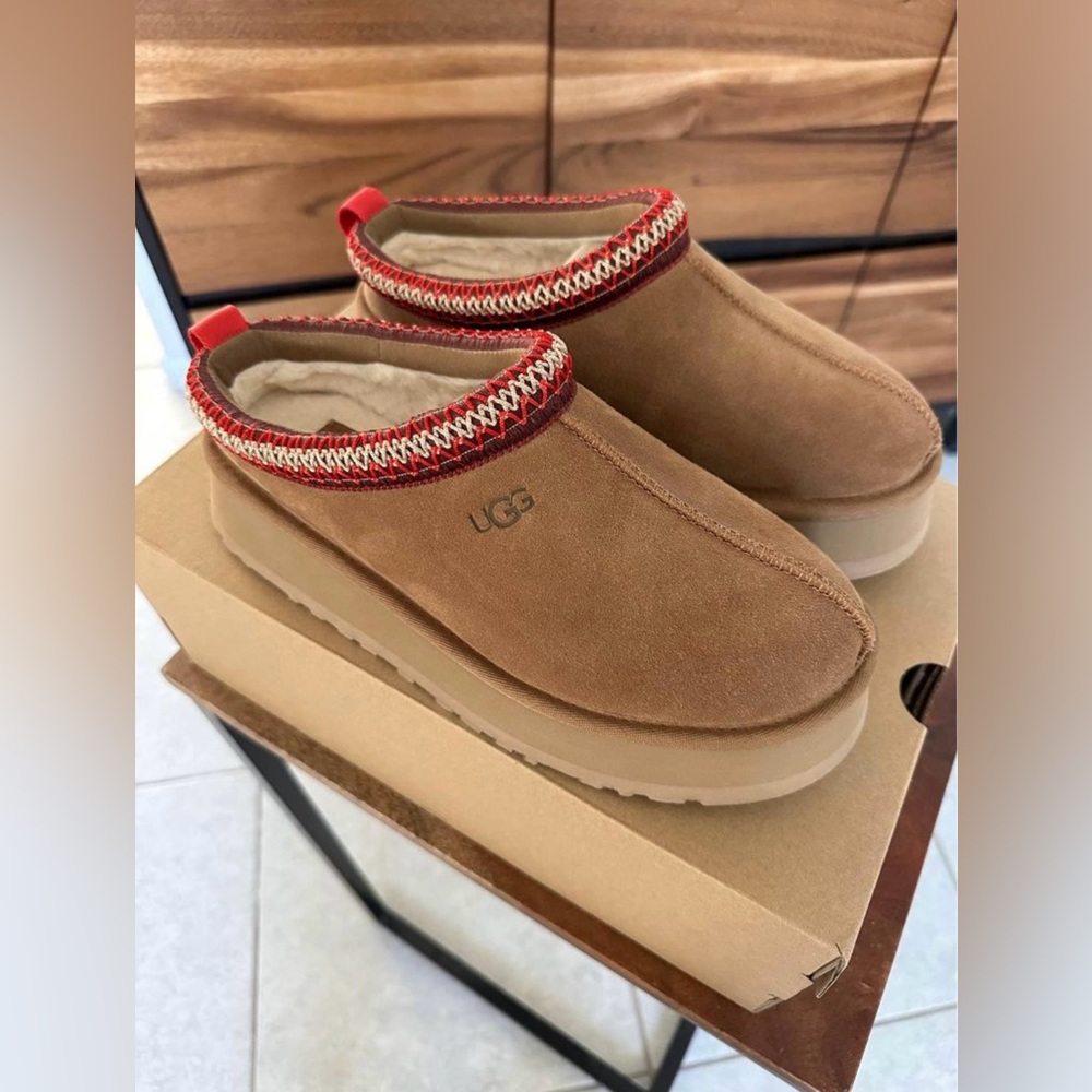 Ugg Taz Platform size 10 (fits size 9)